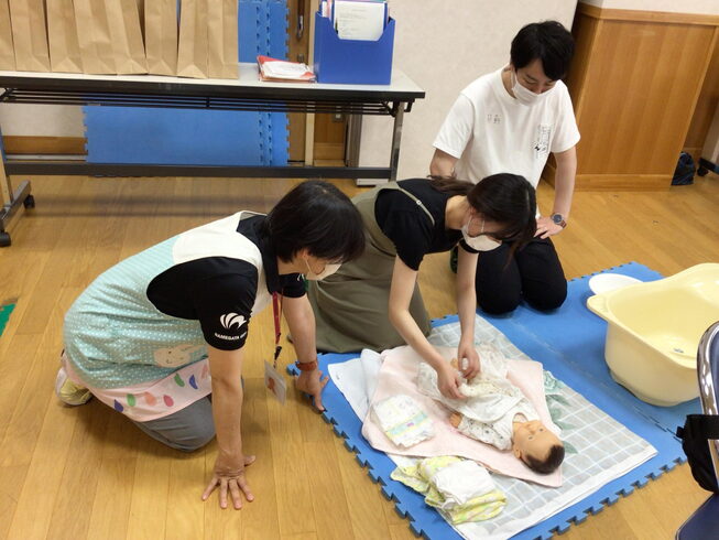 おむつ変えの練習「行方市×Pigeon株式会社×株式会社lullaby共同企画開始!」