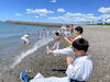 海に向かって連続蹴り「いじめに悩んでいた子が、空手でたくましく成長！家族も驚く変化とは？」