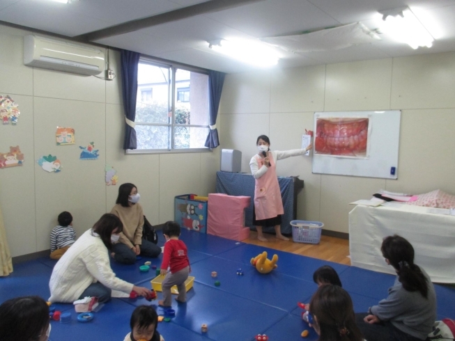 磨くポイントは、歯と歯茎の間です。「今日は「歯について」の講座がありました。」