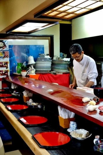 これぞお寿司屋さん！注文したら、すぐに目の前で握ってカウンターに並べてくれます♪