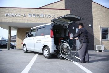 車椅子に乗ったまま移動できる介護タクシー「有料老人ホーム 八女津媛」