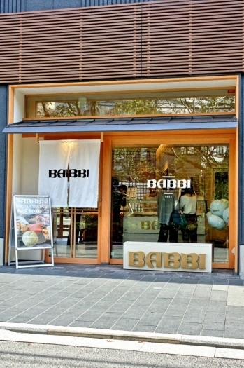 スタイリッシュな店構え。ホワイト×ゴールドがBABBIのブランドカラー