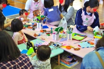 色とりどりの折り紙でカボチャを作ったり