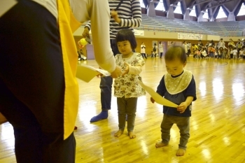 ゴールでは賞状のプレゼントが！<br>みんなよくがんばりました！