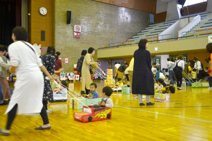 大人気の箱車。乗り物でコースをぐるっと一周！気分はレーサー！？