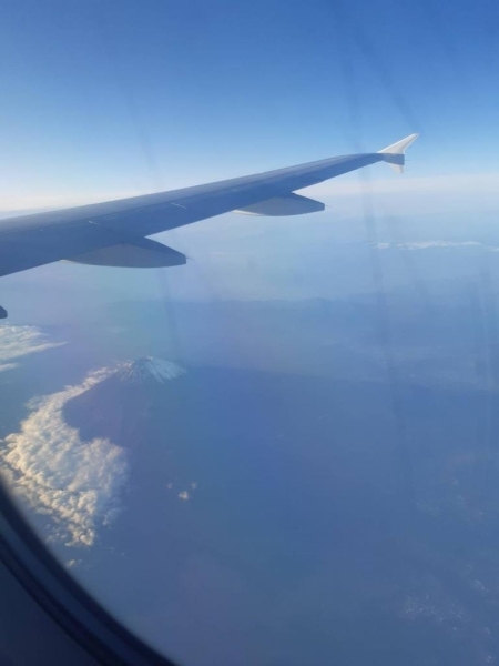 飛行機の座席から富士山をパシャリ☆この景色を撮るために右側の窓側の席を抑える当たり編集部としての能力の高さが伺えますね（自画自賛）