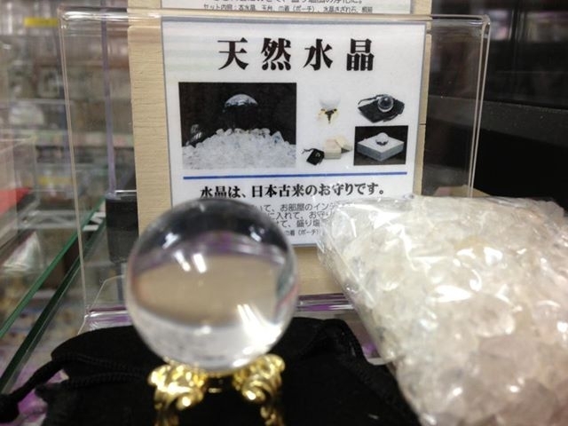 出品者AAA原石41-1 左巻き水晶 天然水晶 丸玉 高品質 高透明 原石