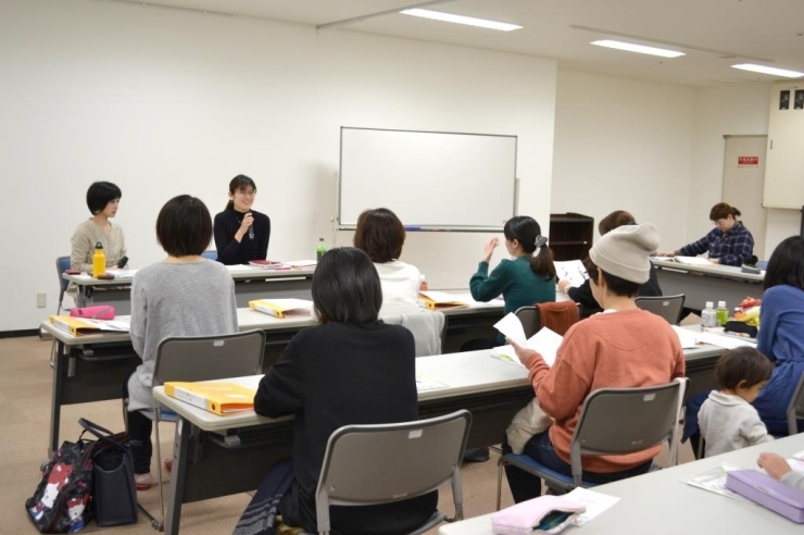 実際にママ講師(R)として活動された田村さんの体験談を熱心に聞く参加者の皆さん。