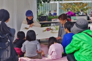 下京区役所　子どもはぐくみ室<br>大きな絵本をひろげて