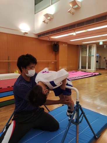鉄棒くるりん！専門スタッフがしっかり補助します！「体操JAPAN【京都市南区・京都テルサ・ジム・プール・こども・駐車場完備】」
