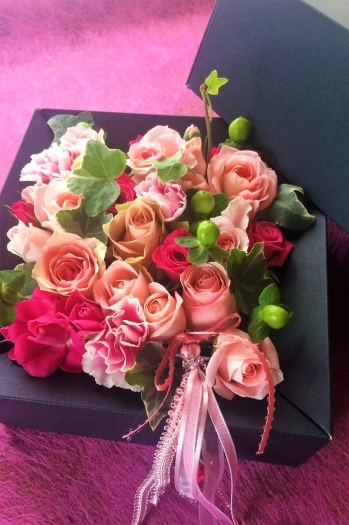 バラの飾り箱はまるで宝石入れのような華やかさに「花倶楽部 HANA Club」