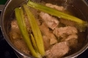 【1】スペアリブを下茹でする。鍋にスペアリブを入れ、かぶるくらいの水とネギの青い部分、生姜の薄切りを入れて１時間茹でる。