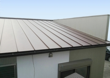 金属屋根は瓦屋根より軽量です。耐震、耐風性にも優れています。「藤田建築板金」