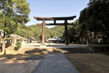 【正面・参道】<br>長く伸びる参道。境内は常に清掃が行き届いている