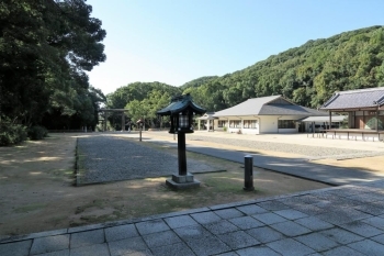 【境内】<br>広い敷地の境内には会議・講演・研修会等の会場として一般利用が可能ないさお会館も併設する