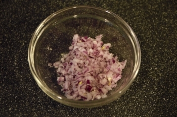 【1】紫玉ねぎはみじん切りにして、塩少々（分量外）をまぶし、１０分置く。水に１０分さらして、しっかりと水気を切る。