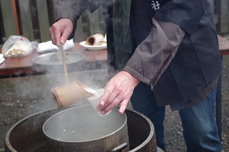 温かな甘酒のふるまい