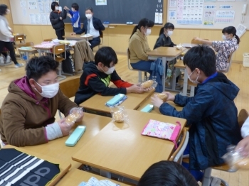 鈴木市長が教室へ来られて、お友だちは少し緊張気味かな？