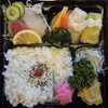 幕の内弁当「明日の日替り弁当はあら煮」