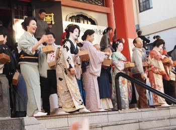 毘沙門様の節分祭で、豆まきをする芸者衆。