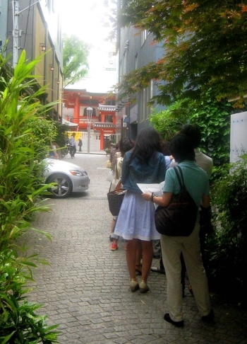 路地に惹かれて多くの人が神楽坂に訪ねます。
