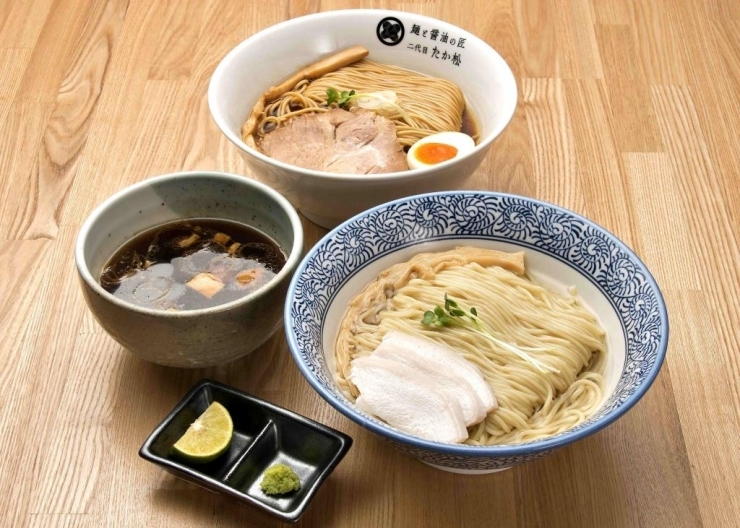 店内仕込みのコクとキレのある醤油を使った「醤油らぁ麺」（上）780円（税込）<br>丸鶏を抽出し、再仕込み醤油を使ったつけダレの看板商品「醤油つけ麺」（下）870円（税込）<br>