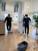清掃後の疲れてる越光さん。「わっせわっせ！床磨き！！」