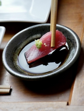 本日のお刺身はまぐろと鯛の昆布締め