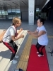 お母さんのエミさんと、背泳ぎのスタートのタイミング練習を入念に行っていました。「東京都障害者スポーツ大会（競泳）に村井海人選手が出場！これでひとまず引退…。」
