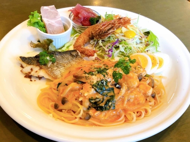 メインはパスタ、お魚のソテー、本日のお肉料理、有頭えびフライ、プチカルパッチョ！　豪華！