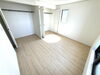 吉田町川尻２号棟🏠洋室「【みらいエコ補助金３５万円対象物件✨】吉田町川尻２号棟🏠即内覧可♪ＬＤＫ２０.５帖！広々とした家族のくつろぎ空間♪並列駐車５台可能♪中央小徒歩７分🏫安心の防犯カメラ付き♪吉田町でのおうちさがしは不動産の３９へお任せください🐰🏠」