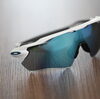 レンズ上部の通気孔は曇りにくい効果で快適な視界「OAKLEY RADAR EV PATH sapphire prism|出雲市姫原のオークリー正規取扱店|メガネ２１出雲店」