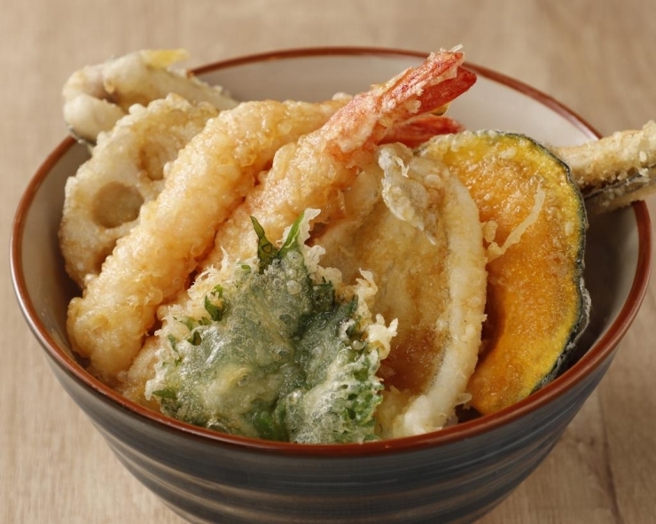 天丼900円（税抜）<br>エビ2本、穴子（小）野菜2種