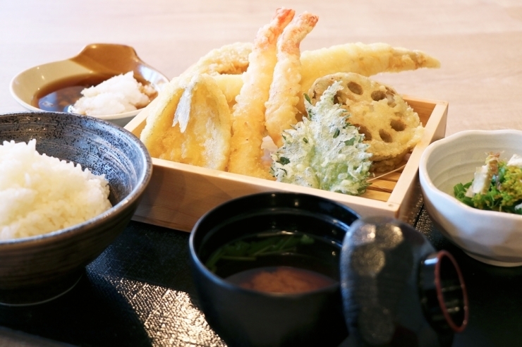 上天ぷら定食1,200円（税抜）<br>これだけ食べれれば大満足ですよね～。