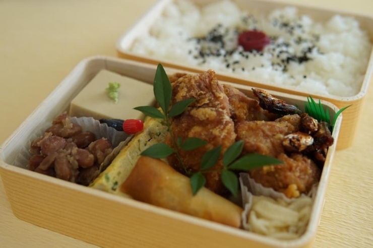 冷めてもジューシーで美味しい唐揚げがたっぷり！<br>☆唐揚げ弁当　1100円<br>・長州鶏の唐揚げ<br>・白ごま豆腐<br>・金時煮豆<br>・たまご焼き<br>・ピリ辛いりこ<br>・岩国のコシヒカリ<br>・つけもの