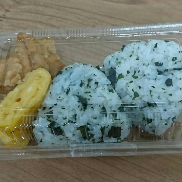 またこれからのお出掛けにピッタリなお持ち帰りできるミニ弁当350円（税別）も販売中。基本おかずは唐揚げ1個と卵焼き1個か、ウィンナー2本と卵焼き2個。おむすびはどちらにも2個ついてるそう。この価格はかなりお財布に優しいですね～。次はミニ弁当食べてみよぉ(^_^)v