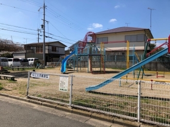 小さな公園ですが、滑り台、ブランコ、大型の遊具や砂場、<br>といろいろあります。