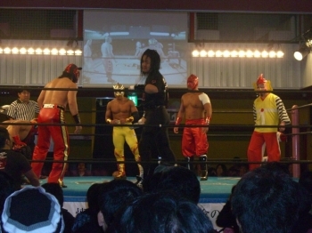 3対3のタッグマッチ。大阪プロレスらしくなく（？）、マッチョなレスラーが並んで存在感あり。「えべっさん」だけ浮いているように見えますね。