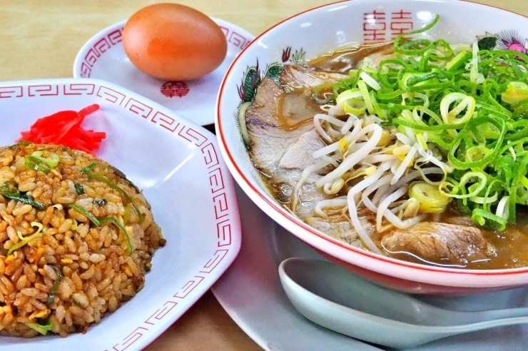 『とんこくラーメン　S定食』850円（税込）<br>とんこくラーメン・焼きめし<br>※ゆで卵は1人1個のサービスです。<br>