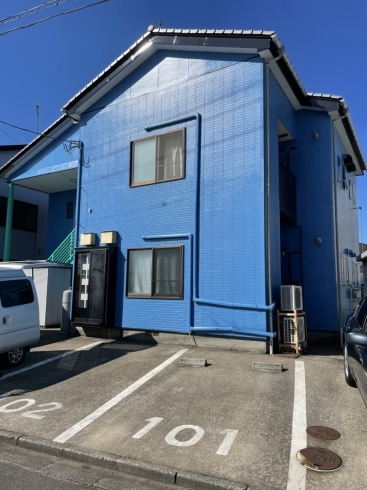 塗装後　青空に映えるブルーの外壁「酒田市アパート塗り替え完了★」