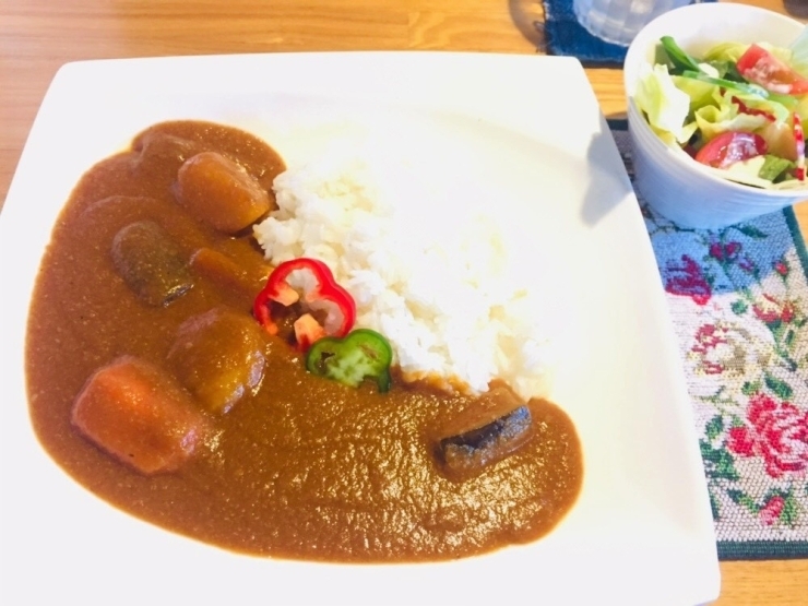 野菜の甘さが引き立つカレー。サラダ付きです♪