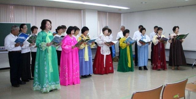 衣装が美しい　！　先生を中心に、韓国語の合唱