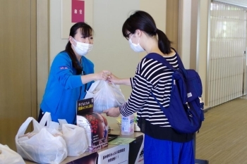 次々と笑顔で手渡されるお弁当