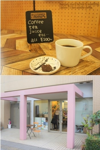 カフェスペースでちょっとひと休みはいかが？
ピンクの柱が目印！「Cubic Cafe」