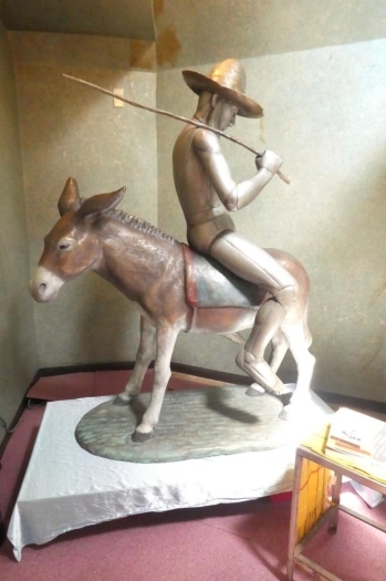 那須塩原市在住の造形作家小林基樹氏作「馬の背に後ろ向きでまたがる人間」