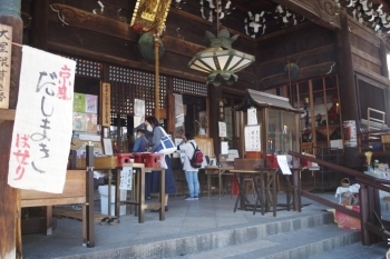 がん封じの御利益があるとされる因幡堂（平等寺）さんには参拝客の姿も