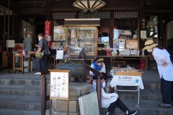 お客さんとお店だけでなく、お店さん同士の語らいも