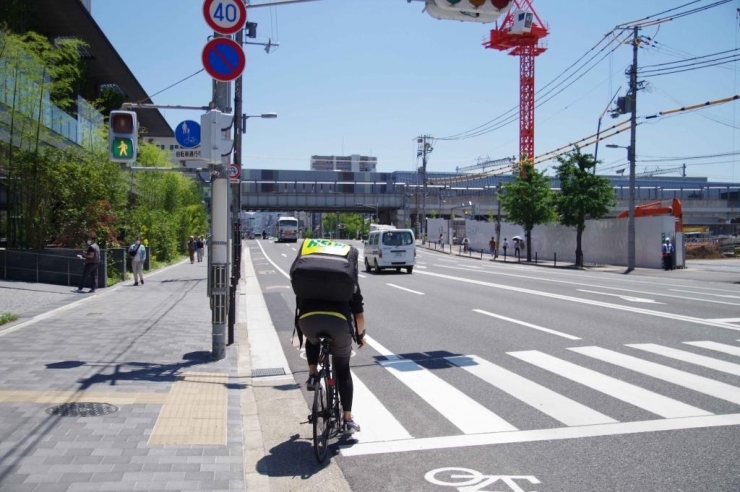 七条通りを編集部の事務所へ向けて。左手は7月に開業を控えたホテル　エミオン。正面はJR<br>梅小路京都西駅