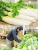 農家さんが愛情込めて育んだ、旬の野菜が並べられています。「聖籠地場物産館」