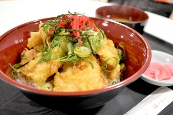 ボリュームたっぷりの「鶏天丼」天や